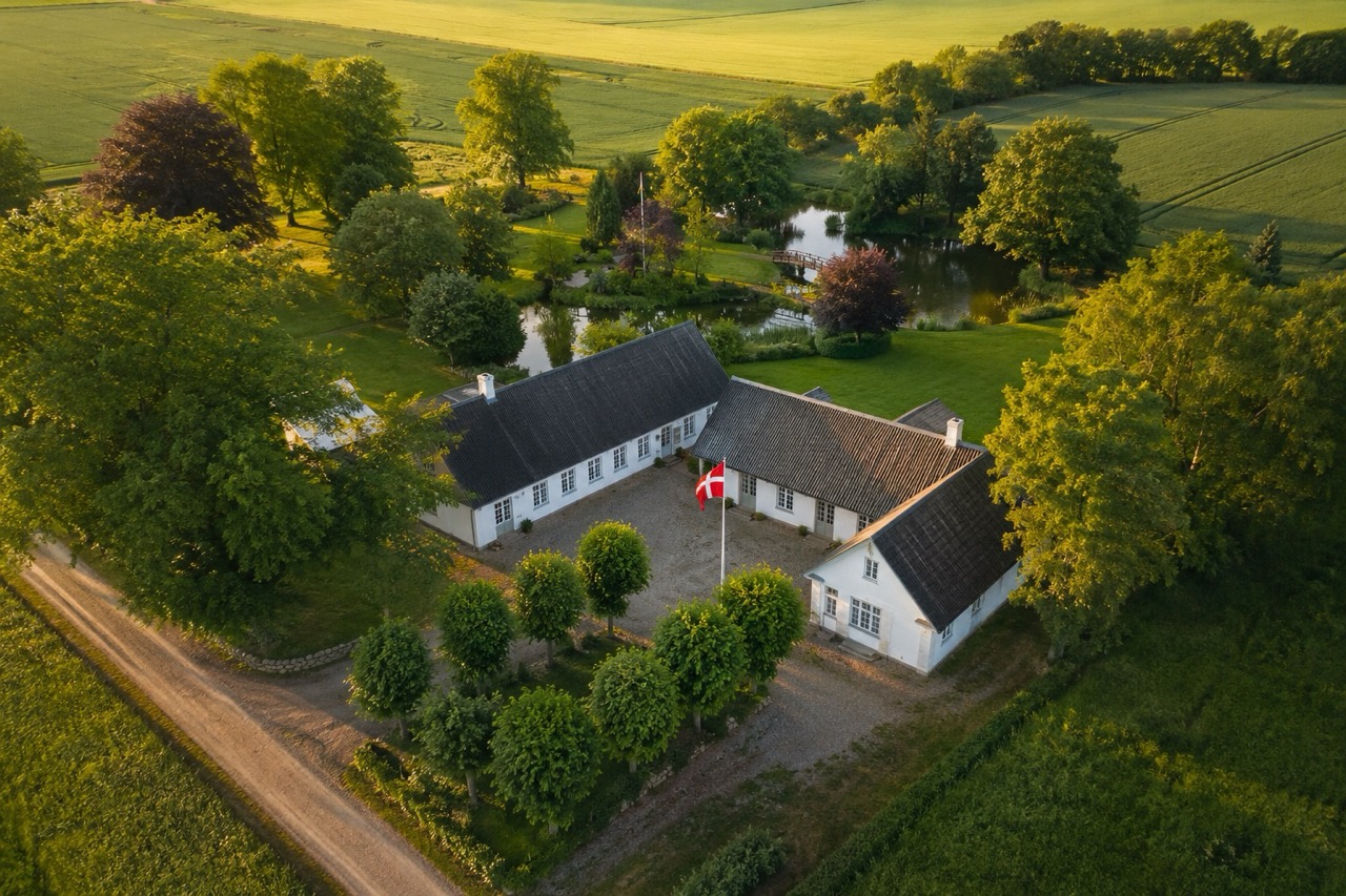 Luftfoto af bolig, have og landskab fotograferet fra oven