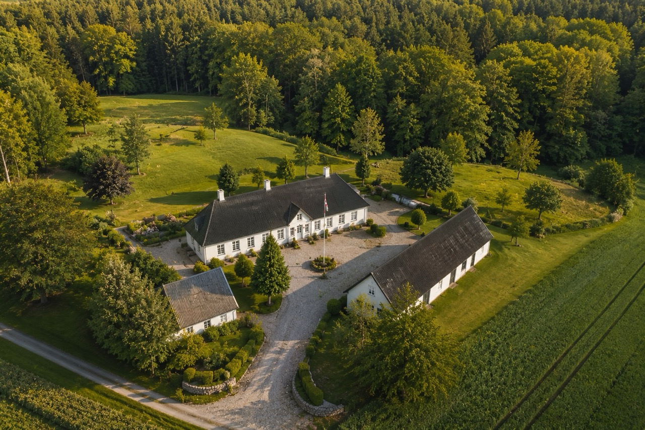 Luftfoto med overblik over bygninger, grund og nærområde