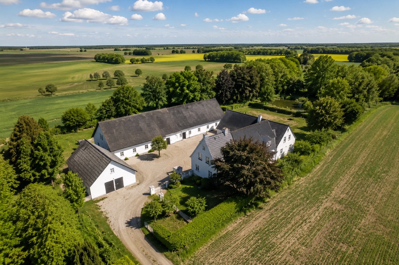 Dronefoto af bolig og landskab til privat præsentation