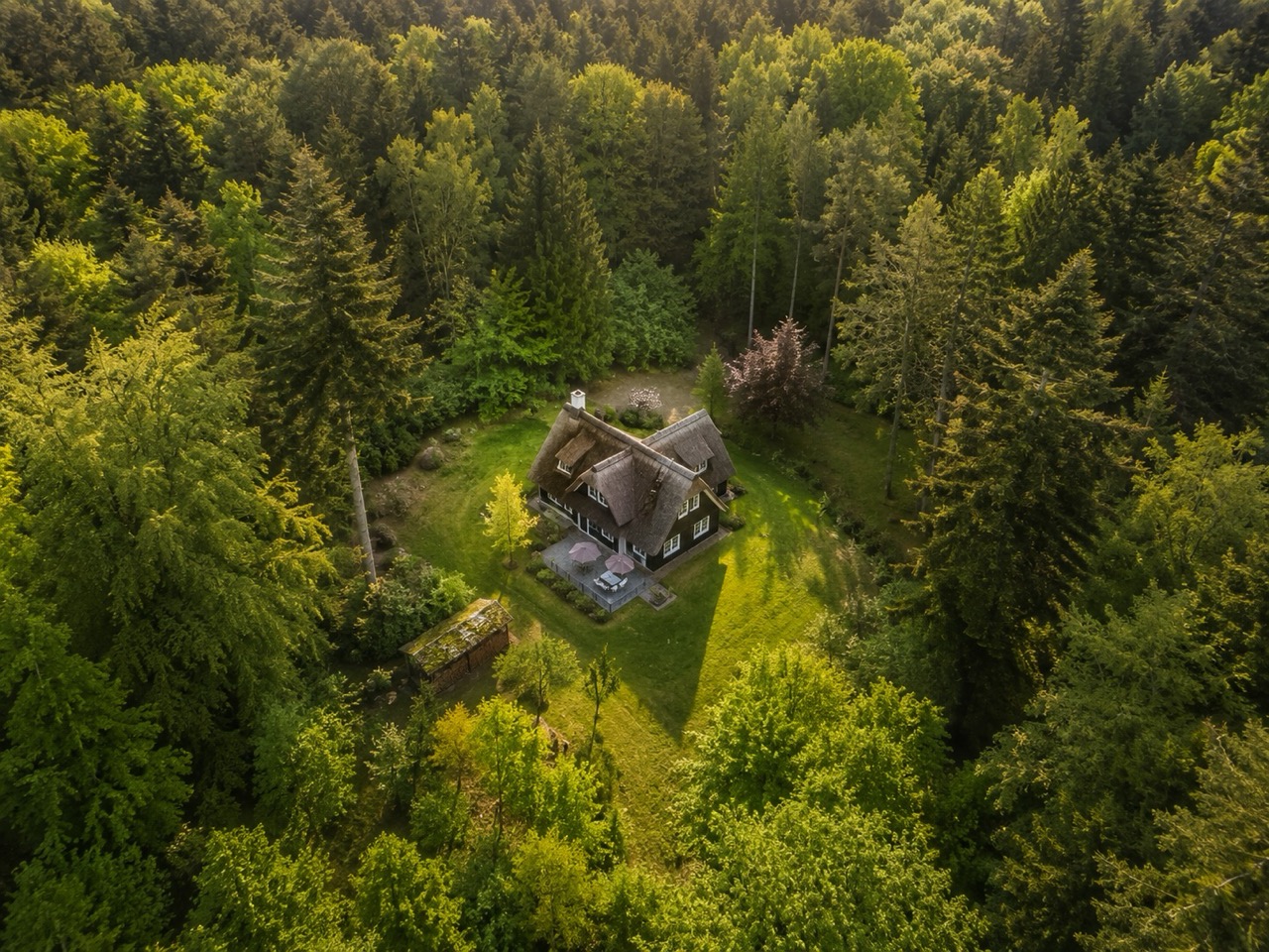 Aerialfoto af boligområde og grønne omgivelser