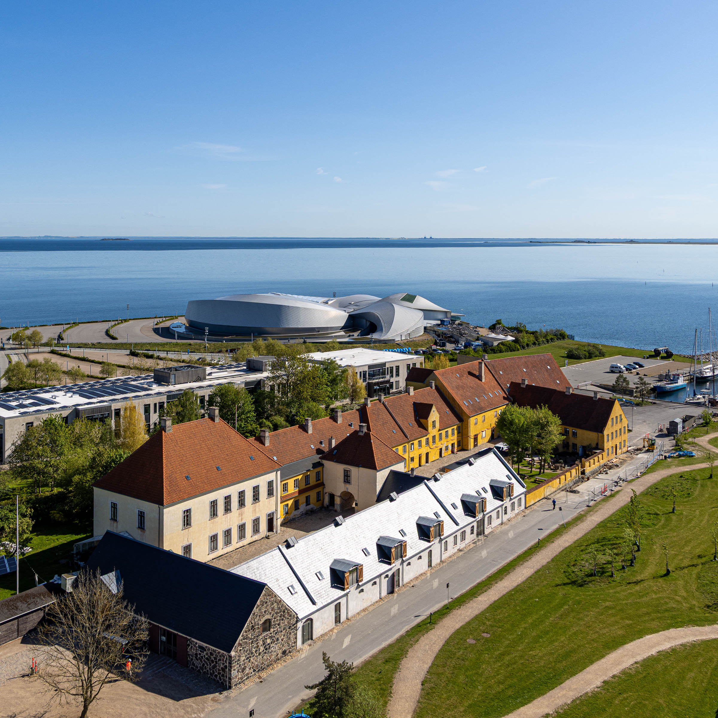 Luftfoto af erhvervsejendom, udearealer og omgivelser